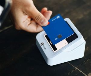 Commodities such as gold, oil, agricultural products and industrial metals offer opportunities to diversify your portfolio and hedge against inflation, but they are also high-risk assets due to price volatility, geopolitical tensions and supply-demand shocks; the key is to invest with a clear strategy, an understanding of the underlying market drivers, and only with capital that does not compromise your financial stability.