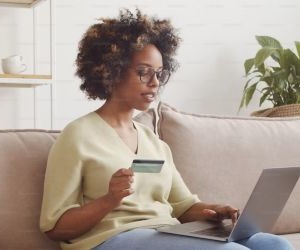 Forex offers opportunities to profit from fluctuations between global currencies in a highly liquid market that trades 24 hours a day, but it is also a high-risk arena due to leverage, sharp volatility and the impact of macroeconomic news; the key is to trade with a clear strategy, strict risk management and only with capital you can afford to lose without affecting your financial stability.