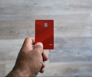 Forex offers opportunities to profit from fluctuations between global currencies in a highly liquid market that trades 24 hours a day, but it is also a high-risk arena due to leverage, sharp volatility and the impact of macroeconomic news; the key is to trade with a clear strategy, strict risk management and only with capital you can afford to lose without affecting your financial stability.