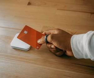 Forex offers opportunities to profit from fluctuations between global currencies in a highly liquid market that trades 24 hours a day, but it is also a high-risk arena due to leverage, sharp volatility and the impact of macroeconomic news; the key is to trade with a clear strategy, strict risk management and only with capital you can afford to lose without affecting your financial stability.