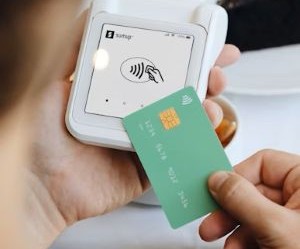 Forex offers opportunities to profit from fluctuations between global currencies in a highly liquid market that trades 24 hours a day, but it is also a high-risk arena due to leverage, sharp volatility and the impact of macroeconomic news; the key is to trade with a clear strategy, strict risk management and only with capital you can afford to lose without affecting your financial stability.