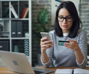 Forex offers opportunities to profit from fluctuations between global currencies in a highly liquid market that trades 24 hours a day, but it is also a high-risk arena due to leverage, sharp volatility and the impact of macroeconomic news; the key is to trade with a clear strategy, strict risk management and only with capital you can afford to lose without affecting your financial stability.