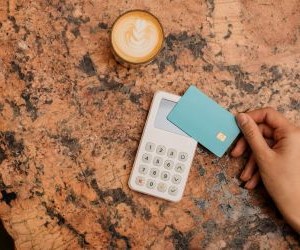 Commodities such as gold, oil, agricultural products and industrial metals offer opportunities to diversify your portfolio and hedge against inflation, but they are also high-risk assets due to price volatility, geopolitical tensions and supply-demand shocks; the key is to invest with a clear strategy, an understanding of the underlying market drivers, and only with capital that does not compromise your financial stability.